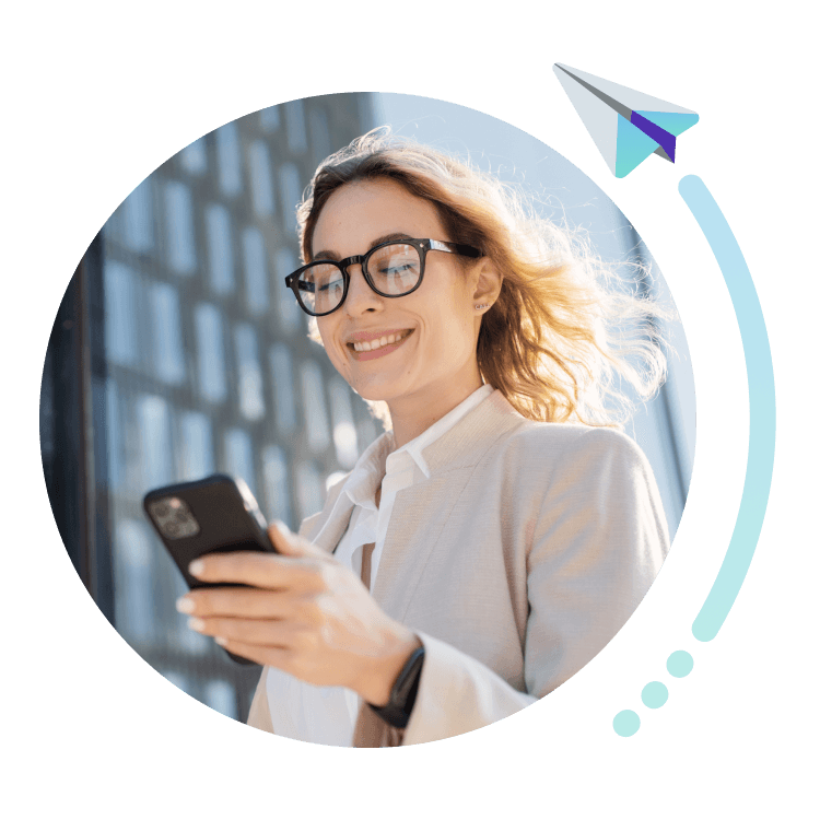 mujer sonriendo mirando su tel&eacute;fono