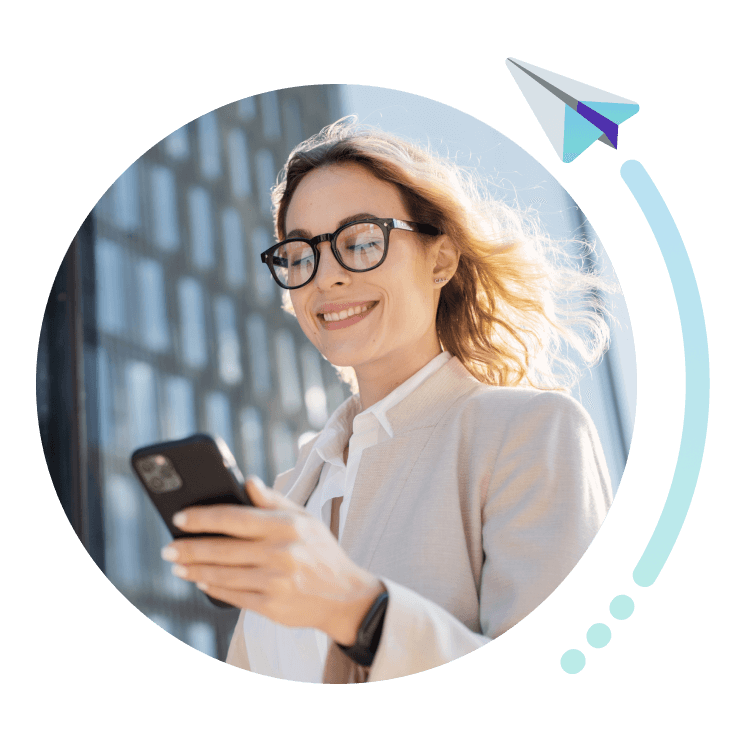 mujer sonriendo con su tel&eacute;fono en la mano