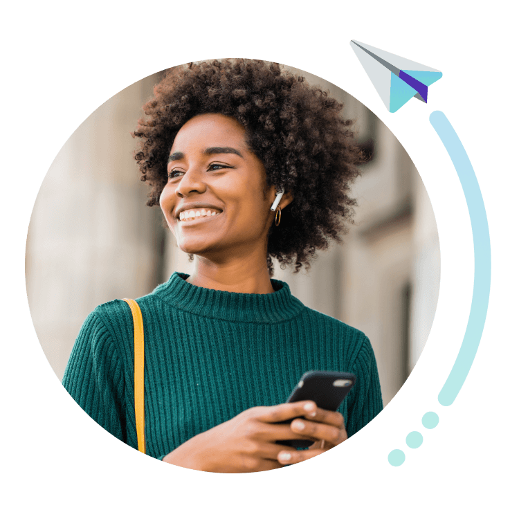 mujer sonriendo con m&oacute;vil en la mano