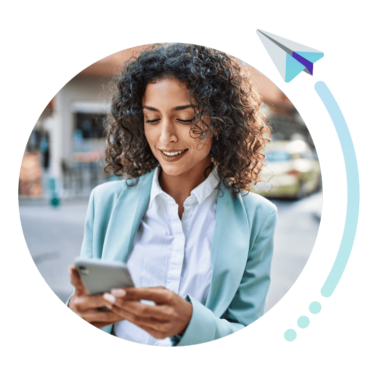 mujer consultando el móvil