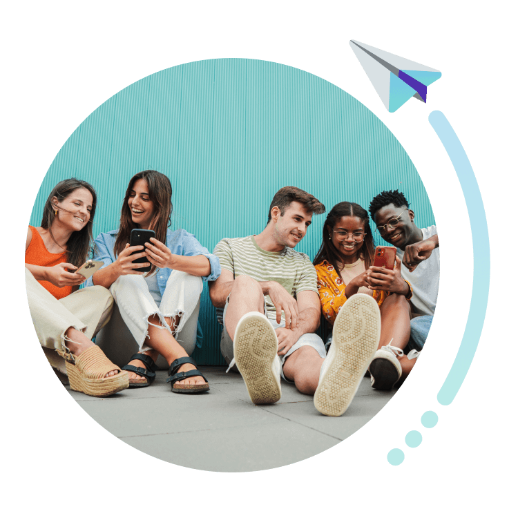 chicos y chicas mirando el m&oacute;vil