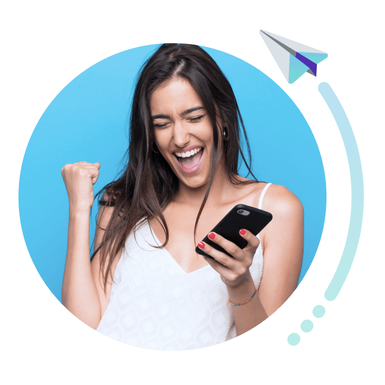 chica sonriendo con m&oacute;vil en la mano