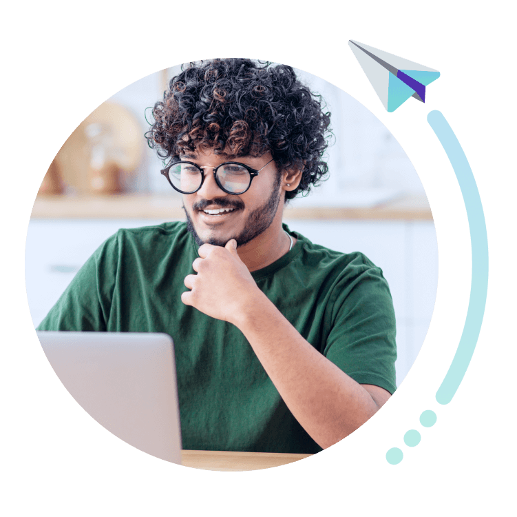 hombre joven consultando un ordenador