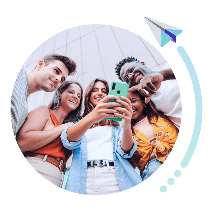 grupo de amigos consultando el m&oacute;vil