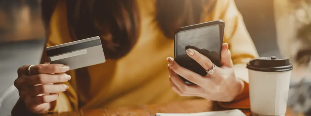 manos mujer pagando con el m&oacute;vil