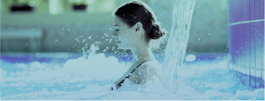 mujer tomando un ba&ntilde;o