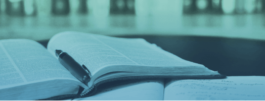 libros abiertos encima una mesa