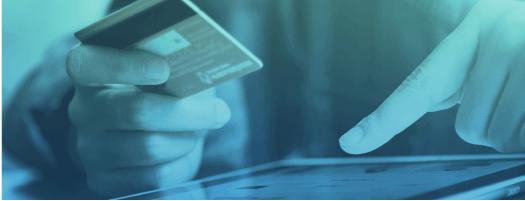 manos realizando un pago con tarjeta en el ordenador