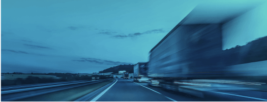 camiones a gran velocidad por una carretera