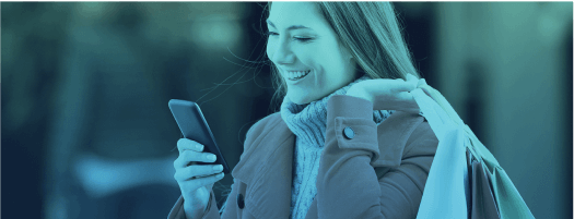 mujer mirando el m&oacute;vil feliz