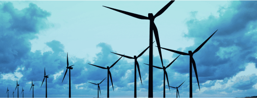 molinos de viento bajo un cielo con nubes
